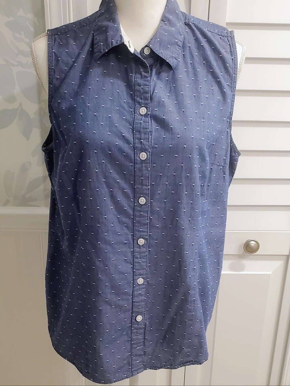 Croft & Barrow Blue Sleeveless Dot-Textured Button Front Top Large